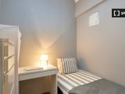 Aluga se quarto em apartamento de 7 quartos em Benfica,...