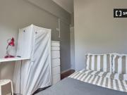Aluga se quarto em apartamento de 7 quartos em Benfica,...