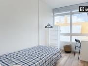 Aluga se quarto em apartamento de 7 quartos em Benfica,...