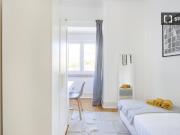 Aluga se quarto em apartamento de 7 quartos em Santa...