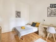 Aluga se quarto em apartamento de 7 quartos em Santa...