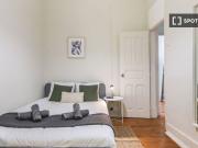 Aluga se quarto em apartamento de 7 quartos em Santa...