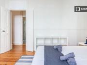 Aluga se quarto em apartamento de 7 quartos em Santa...