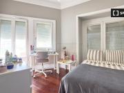 Aluga se quarto em apartamento de 8 quartos no Areeiro,...