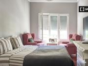 Aluga se quarto em apartamento de 8 quartos no Areeiro,...