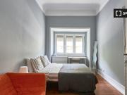 Aluga se quarto em apartamento de 8 quartos no Areeiro,...