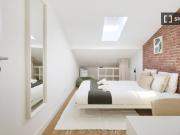 Aluga se quarto em apartamento de 9 quartos em Santa...