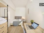 Aluga se quarto em apartamento de 9 quartos em Santa...