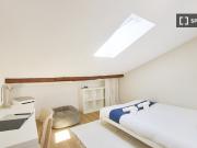 Aluga se quarto em apartamento de 9 quartos em Santa...