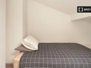 Aluga se quarto em apartamento de 9 quartos na Amadora,...