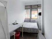 Aluga se quarto em apartamento de 9 quartos na Amadora,...
