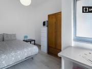 Aluga se quarto em apartamento de 9 quartos na Amadora,...