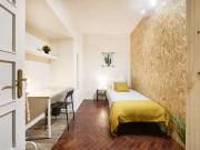 Aluga se quarto em apartamento partilhado de 7 quartos...