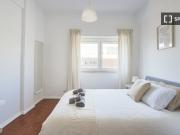 Aluga se quarto em apartamento T5 em Cacilhas, Almada