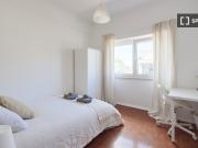 Aluga se quarto em apartamento T5 em Cacilhas, Almada
