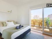 Aluga se quarto em apartamento T6 em Direito, Lisboa