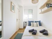 Aluga se quarto em apartamento T6 em Direito, Lisboa
