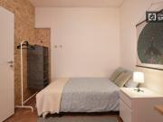 Aluga se quarto em apartamento T6 na Ajuda, Lisboa