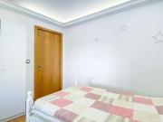 Aluga se quarto em moradia com 5 quartos em Campolide,...