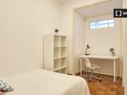 Aluga se quarto em moradia de 11 quartos em Santa Cruz,...