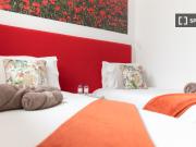 Quarto disponível para alugar em apartamento...