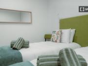 Quarto disponível para alugar em apartamento...