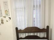 Aluga se quarto luminoso a duas quadras do mar