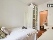 Quarto disponível para alugar em apartamento...