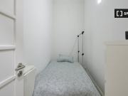 Alugam se quartos em apartamento de 16 quartos no...