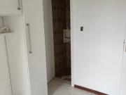 Alugo apartamento com trãs quartos, sendo duas suãtes e...