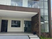 Alugo linda casa de 4 suãtes fino acabamento, cond....