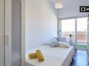 Alugo quarto em apartamento de 10 quartos no Saldanha