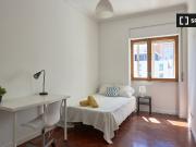 Alugo quarto em apartamento de 10 quartos no Saldanha