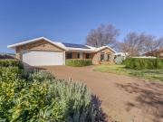 AMAZING cul de sac location with AMAZING neighbours!