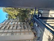 AMBIENTE A LA CALLE CON BALCON SALIENTE