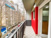 AMBIENTE Y MEDIO A LA CALLE CON BALCÓN Y COCHERA