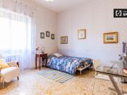 Ampia camera in appartamento con 3 camere da letto a...