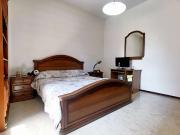 Ampia camera in appartamento con 3 camere da letto a...