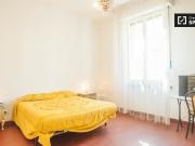 Ampia camera in appartamento con 3 camere da letto a...