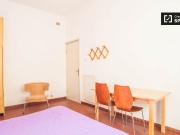 Ampia camera in appartamento con 3 camere da letto a...