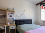 Ampia camera in appartamento con 3 camere da letto a...
