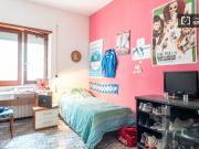 Ampia camera in appartamento con 3 camere da letto ai...