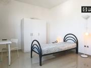 Ampia camera in appartamento con 4 camere da letto a...