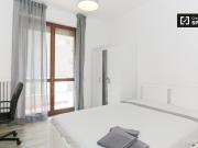 Ampia camera in appartamento con 4 camere da letto a...