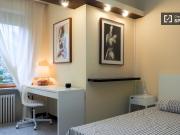 Ampia camera in appartamento con 4 camere da letto a...