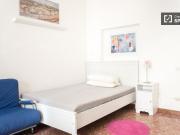 Ampia camera in appartamento con 4 camere da letto a...