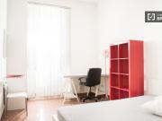 Ampia camera in appartamento con 4 camere da letto a...