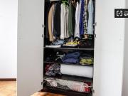 Ampia camera in appartamento con 6 camere da letto a...