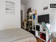 Ampia camera in appartamento con 6 camere da letto a...