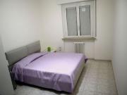 Ampia stanza matrimoniale arredata e moderna